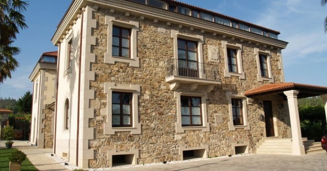 casa de piedra con un porche